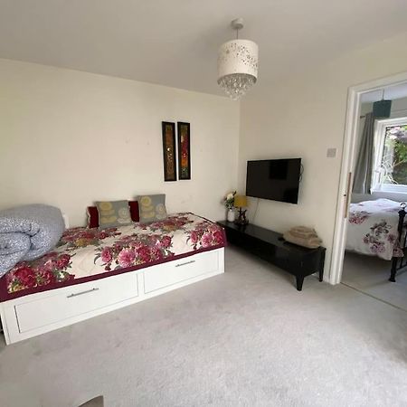 Cosy Apartment With Private Access And Kitchenette In Guildford (Adults Only) Worplesdon Exterior foto