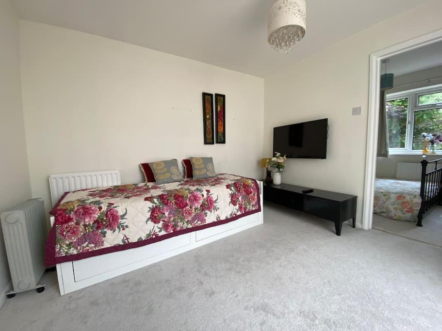 Cosy Apartment With Private Access And Kitchenette In Guildford (Adults Only) Worplesdon Exterior foto